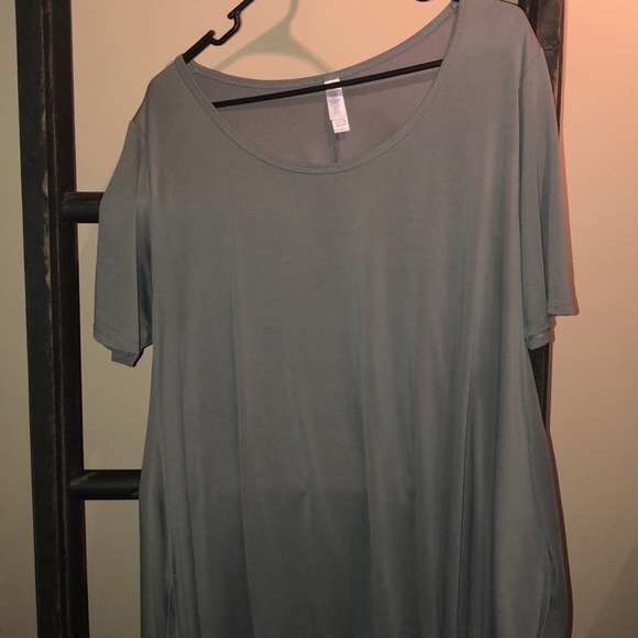 LuLaRoe Tops - LulaRoe Perfect T-Shirt